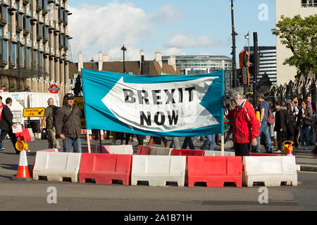 Westminster, London, Großbritannien. 25. September 2019. Szenen außerhalb des Parlaments an dem Tag, an dem Politiker an das Parlament zurück. Penelope Barritt/Alamy leben Nachrichten Stockfoto