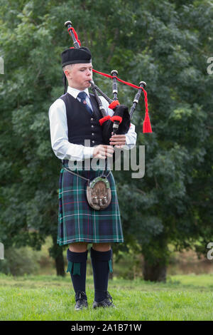 Junge Mann aus dem Camelon und District Pipe Band, Dudelsack in der Highland Games in Peebles. Scottish Borders, Schottland Stockfoto