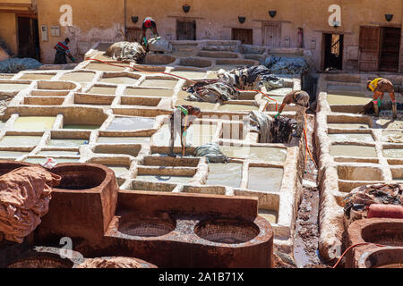 Arbeitnehmer bei Chouara Gerberei eine der drei Gerbereien in Fes, Marokko. Im 11. Jahrhundert erbaut, ist es das größte Gerberei in der Stadt. Stockfoto