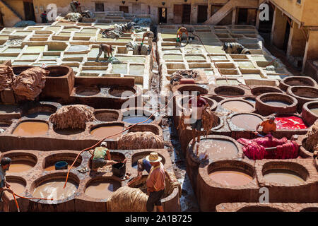 Arbeitnehmer bei Chouara Gerberei eine der drei Gerbereien in Fes, Marokko. Im 11. Jahrhundert erbaut, ist es das größte Gerberei in der Stadt. Stockfoto