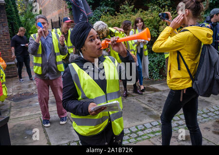 London, Großbritannien. 25. September 2019. Mitglieder der Reinigungsmittel und Verbündete unabhängige Workers Union (CAIWU) Protest geräuschvoll außerhalb des Büros von Global office Rental Company Wework fordert es der Schikanierung von Mitgliedern durch ihre Reinigung Auftragnehmer CCM zu beenden. 5 CAIWU Mitglieder haben in den letzten Monaten entlassen worden, ohne die richtigen Prozess und mit Wework über seinen Vertrag mit CCM ihre Entlassung zu drücken. Peter Marshall / alamy Leben Nachrichten Stockfoto