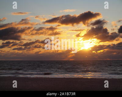 Sonnenaufgänge entlang der New Jersey Shore sowohl in Farbe und Schwarzweiß. Dramatisch zeigt der aufgehenden Sonne. Stockfoto