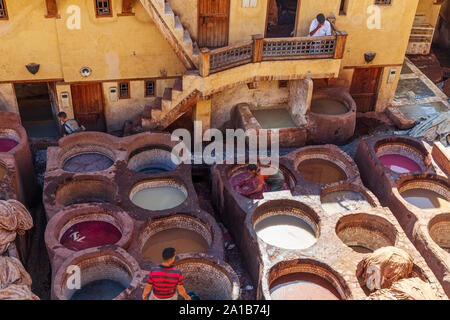 Arbeitnehmer bei Chouara Gerberei eine der drei Gerbereien in Fes, Marokko. Im 11. Jahrhundert erbaut, ist es das größte Gerberei in der Stadt. Stockfoto