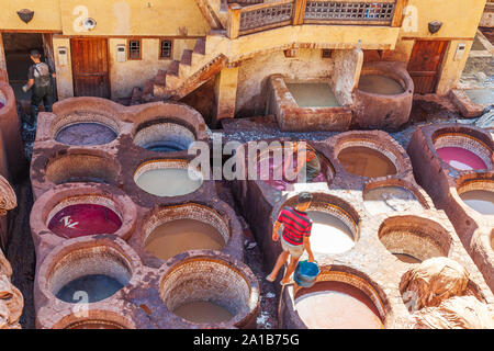 Arbeitnehmer bei Chouara Gerberei eine der drei Gerbereien in Fes, Marokko. Im 11. Jahrhundert erbaut, ist es das größte Gerberei in der Stadt. Stockfoto