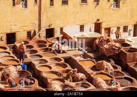 Arbeitnehmer bei Chouara Gerberei eine der drei Gerbereien in Fes, Marokko. Im 11. Jahrhundert erbaut, ist es das größte Gerberei in der Stadt. Stockfoto