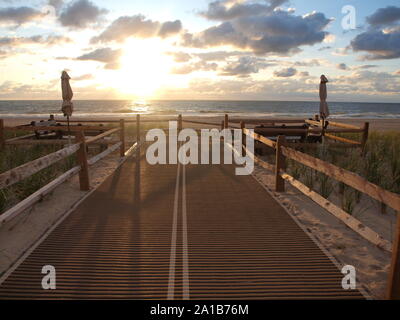 Sonnenaufgänge entlang der New Jersey Shore sowohl in Farbe und Schwarzweiß. Dramatisch zeigt der aufgehenden Sonne. Stockfoto