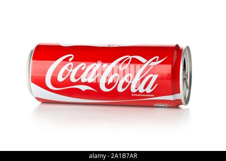 Deutschland - 25. SEPTEMBER 2019: Coca Cola soda Getränkedose mit Logo auf weißem Hintergrund Stockfoto