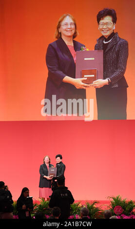 Hongkong, China. 25 Sep, 2019. Chief Executive von China's Hong Kong Special Administrative Region Carrie Lam (R) präsentiert der Shaw Prize in Life Science und Medizin zu Maria Jasin in Hong Kong, South China, Sept. 25, 2019. Gehen MIT "3 Wissenschaftler ausgezeichnet Shaw Prize in Hongkong" Credit: Weng Xinyang/Xinhua/Alamy leben Nachrichten Stockfoto