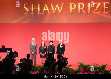 Hongkong, China. 25 Sep, 2019. Chief Executive von China's Hong Kong Special Administrative Region Carrie Lam (2. R) stellt für ein Gruppenfoto mit drei Preisträger der Shaw Prize in Hong Kong, South China, Sept. 25, 2019. Gehen MIT "3 Wissenschaftler ausgezeichnet Shaw Prize in Hongkong" Credit: Weng Xinyang/Xinhua/Alamy leben Nachrichten Stockfoto