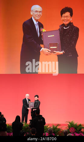 Hongkong, China. 25 Sep, 2019. Chief Executive von China's Hong Kong Special Administrative Region Carrie Lam (R) präsentiert der Shaw Prize in der Astronomie zu Edward C Stein in Hong Kong, South China, Sept. 25, 2019. Gehen MIT "3 Wissenschaftler ausgezeichnet Shaw Prize in Hongkong" Credit: Weng Xinyang/Xinhua/Alamy leben Nachrichten Stockfoto