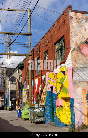 Bunte Gasse in Mount Pleasant mit Gebäuden während der jährlichen Vancouver Wandbild Festival, Vancouver, BC, Kanada lackiert Stockfoto