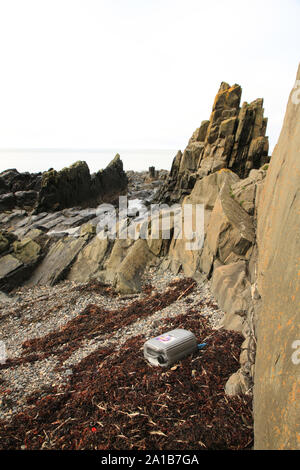 Kunststoffabfälle an einem schottischen Strand. Stockfoto