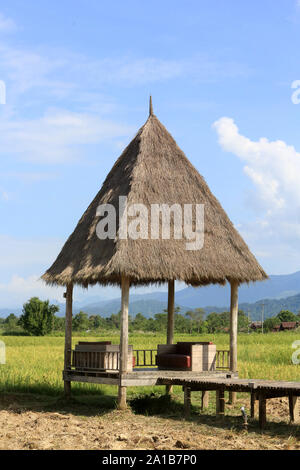 Villa Vieng Tara. Reisfelder mit herrlichem Bergrücken. Vang Vieng Laos. Asien. Stockfoto