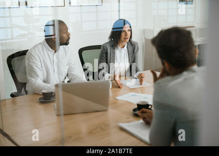 Diverse Geschäftsleute sprechen zusammen in einem Büro Sitzung Stockfoto