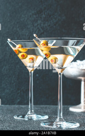 Zwei Gläser Martini Cocktail, garniert mit grünen Oliven Stockfoto