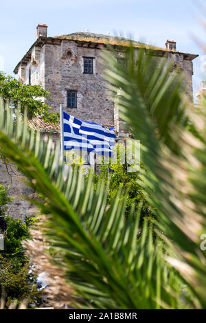 Alte Ouranoupolis Tower auf der Halbinsel Athos in Chalkidiki, Griechenland. Blick durch die Palmen Stockfoto