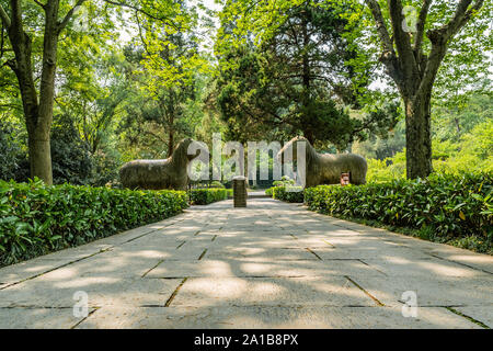 Nanjing Ming Xiaoling Mausoleum Elephant Straße Geist Weg Linien Zwei stehende Pferde Skulpturen Stockfoto