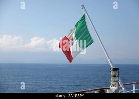 Italienische Flagge auf dem Kreuzfahrtschiff Liner und das Mittelmeer Stockfoto