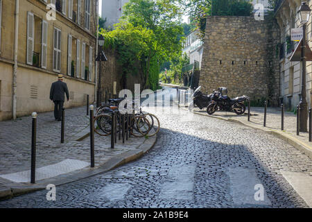 "Am frühen Morgen Pariser Bummel" Diese Aufnahme wurde in Montmartre während eines frühen Morgens spazieren. Die Straße war leer, aber für mich und die Gentleman. Stockfoto