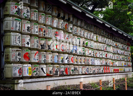 Barrel willen im Stroh umwickelt, Meiji Schrein, Tokio, Japan Stockfoto