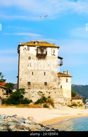 Alte Ouranoupolis Tower auf der Halbinsel Athos in Chalkidiki, Griechenland, Pier, Meer und Ägäis Wasser Stockfoto