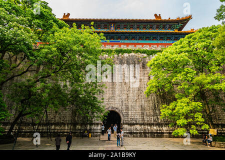 Nanjing Ming Xiaoling Mausoleum Lou Hauptgebäude Seele Turm Eingang Ansicht mit wenige Touristen Stockfoto