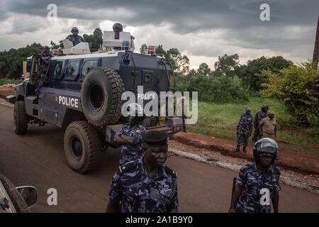 Polizisten starren hinunter "people power" Anhänger der Opposition in Hoima, westlichen Uganda. Wein aka Robert Kyagulanyi, in Hoima vor der Wahl geworben. Es war das erste Mal, dass der Musiker und Präsidentschaftskandidat mit dem Uganda dem langjährigen Präsidenten Yoweri Kaguta Museveni, im gleichen Bereich gekämpft, da Wein verhaftet wurde und der Sicherheitskräfte im August 2018 gefoltert. Stockfoto