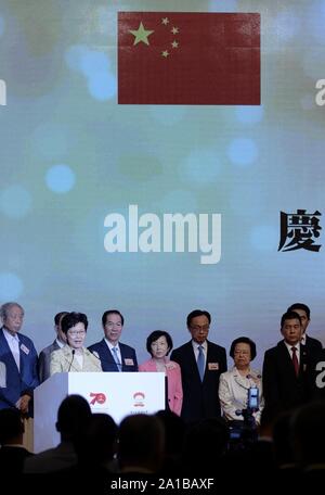 Hongkong, China. 25 Sep, 2019. Chief Executive von China's Hong Kong Special Administrative Region Carrie Lam bietet eine Rede bei einem Empfang von den Freunden des Hong Kong Association statt der 70. Jahrestag der Gründung der Volksrepublik China in Hong Kong, South China, Sept. 25, 2019. Gehen mit 'Hongkong sollte Stick zu Grundsatz "ein Land, zwei Systeme" inmitten der sozialen Streitigkeiten: Chief Executive" Credit: Wang Shen/Xinhua/Alamy leben Nachrichten Stockfoto
