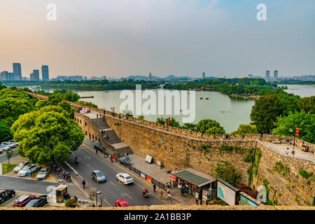 Hohe Betrachtungswinkel von Nanjing Xuanwu-see Park mit Autos Motorräder und Menschen zu Fuß an der Wand am Nachmittag Stockfoto