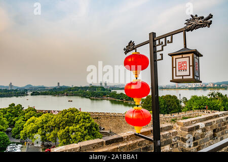 Hohe Betrachtungswinkel von Nanjing Xuanwu-see Park mit Chinesischen roten Laternen am Nachmittag Sonnenuntergang Stockfoto