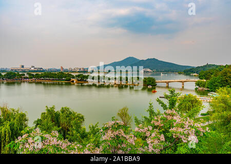 Panoramablick auf die atemberaubende High Angle View of Nanjing Xuanwu-see Park während der Nachmittag Sonnenuntergang Stockfoto