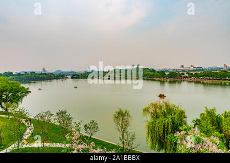 Panoramablick auf die atemberaubende High Angle View of Nanjing Xuanwu-see Park während der Nachmittag Sonnenuntergang Stockfoto