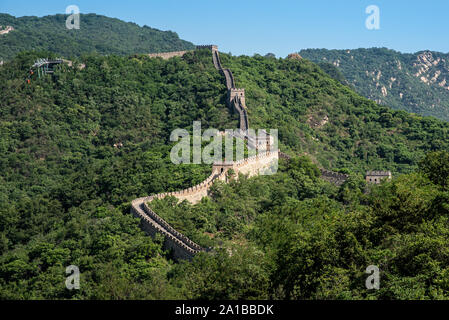 Die berühmte chinesische Mauer, eines der sieben Wunder der Welt bei Mutianyu Abschnitt außerhalb von Peking. Stockfoto