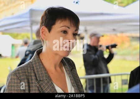 Caroline Lucas, Grüne Partei MP für Brighton Pavillon, Sussex. Interviews auf College Green auf den Tag, an dem das Parlament daran erinnert wurde. Houses of Parliament, Westminster, London. Großbritannien Stockfoto