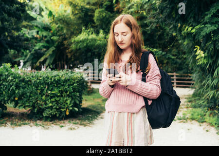 Student schreibt SMS auf dem Telefon Stockfoto