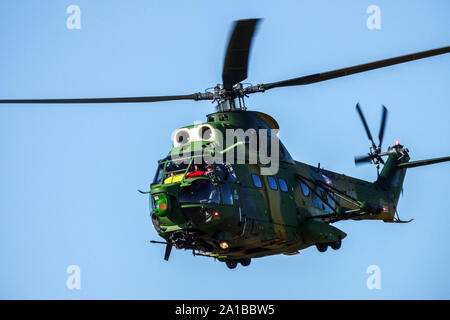 Rumänischen Luftstreitkräfte IAR330 Puma Helikopter fliegen Stockfoto