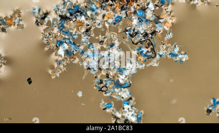 Kunststoff wird in Wasserbecken und schrittweise durch Sonne und Wellen zerstört. Plastische Teilchen sammeln sich in Felder und Klumpen auf der Wasseroberfläche und in der t Stockfoto