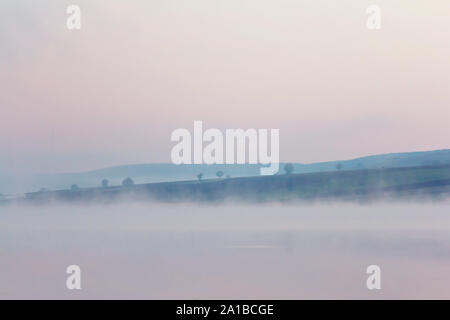 Misty See in einem kalten Frühling Stockfoto