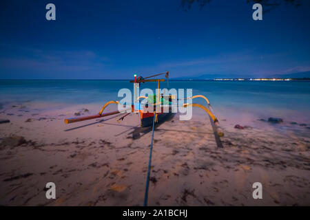 Traditionelle outrigger Fischerboot bei Nacht Insel Gili Meno Idonesia Stockfoto