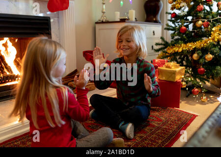 Bruder und Schwester zu Hause an Weihnachten Stockfoto