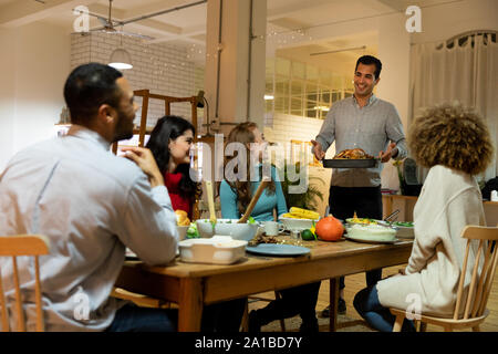 Tausendjährige erwachsenen Freunde Thanksgiving feiern gemeinsam zu Hause Stockfoto