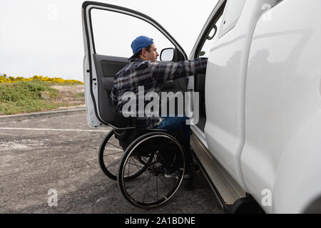 Behinderte Menschen im Rollstuhl genießen einen Tag Stockfoto