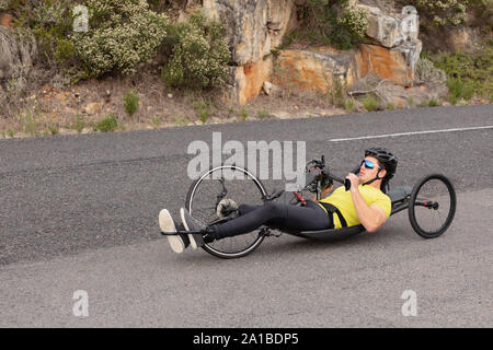 Man Radfahren auf Liegerad Stockfoto