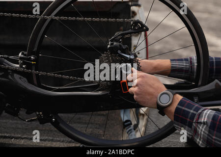 Behinderte Menschen im Rollstuhl Montage ein Fahrrad Stockfoto