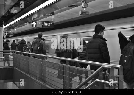 NYC Pendler warten auf New York City MTA U-Bahn am Bahnhof Plattform Metro Transit Stockfoto