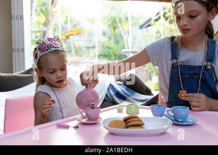 Junge Mädchen, die Zeit zu Hause genießen. Stockfoto