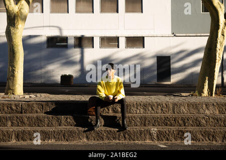Junge transgender Erwachsener auf der Straße Stockfoto