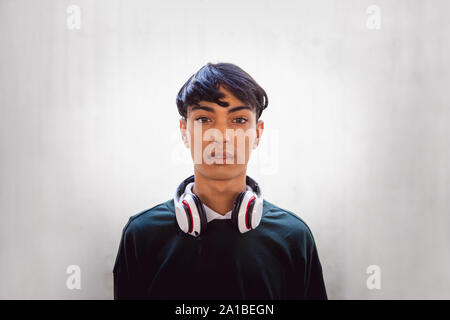 Junge transgender Erwachsener auf der Straße Stockfoto