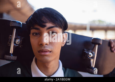 Junge transgender Erwachsener auf der Straße Stockfoto