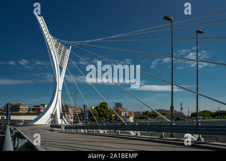 Blick auf die moderne Brücke' Ennio Flaiano" von Enzo Siviero konzipiert Stockfoto